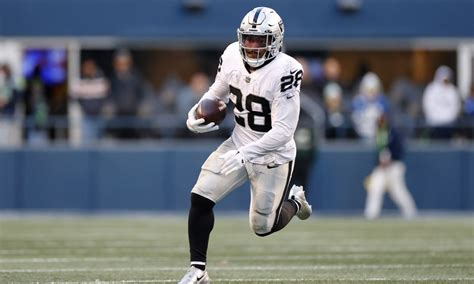 Raiders RB Josh Jacobs expected to skip training camp