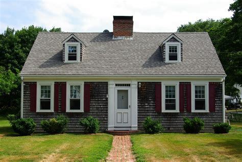 What Is a Cape Cod House? [Guide to an Iconic Style of American Architecture]