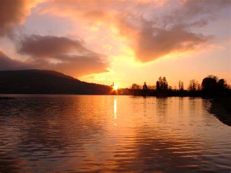 coucher de soleil sur le lac d'annecy - Recherche Google Surfing, Celestial, Sunset, Body ...