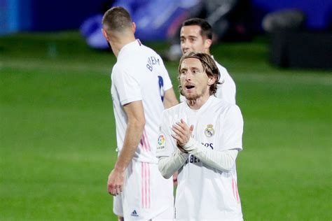 Real Madrid: Modric brilliantly finishes after Benzema skills (Video)