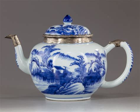 A Chinese blue and white teapot with cover | OAA