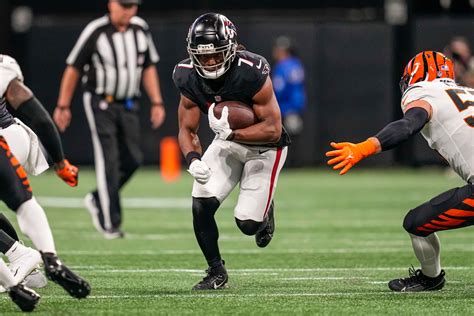 Bijan Robinson looks the part in debut, plus more Falcons preseason observations - The Athletic