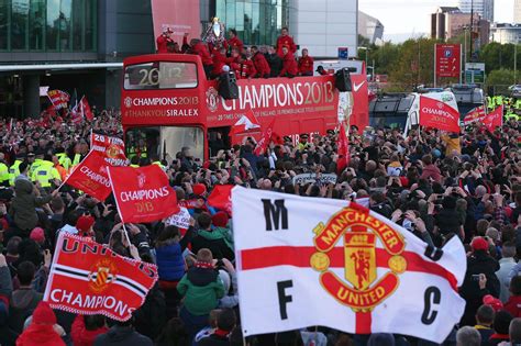 PICTURE: Manchester United fans celebrating during trophy parade ...