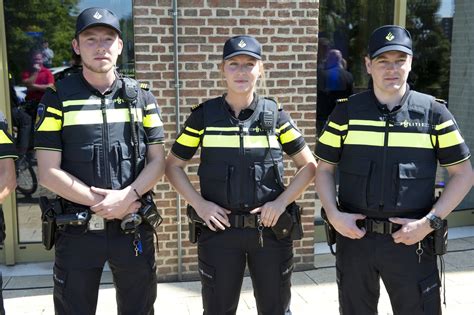 Nieuw uniform van politie lijkt sprekend op outfit koor | Foto | AD.nl