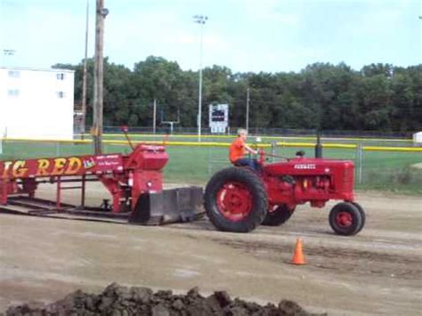 Farmall M Pulling - YouTube