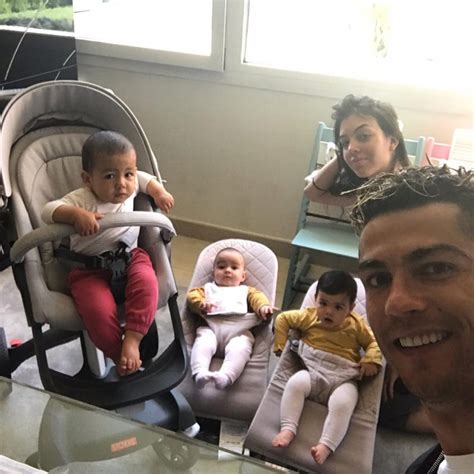 Cristiano Ronaldo comparte su foto más familiar con Georgina Rodríguez y sus bebés - Foto 1