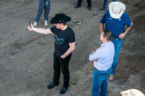 The internet is mocking Elon Musk for wearing his cowboy hat backward, but a Stetson pro says it ...