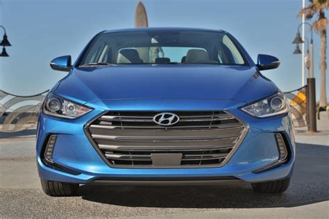 Hyundai Elantra Photos and Specs. Photo: Hyundai Elantra hd ...