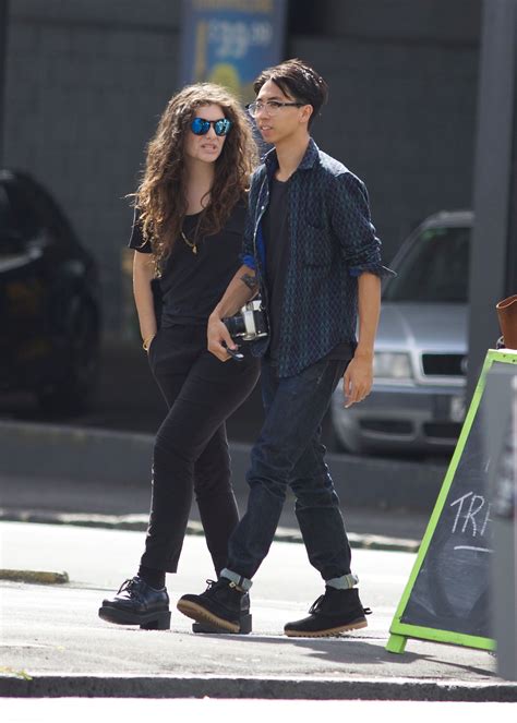 Lorde and Her Boyfriend James Lowe Hold Hands in New Zealand | Cambio