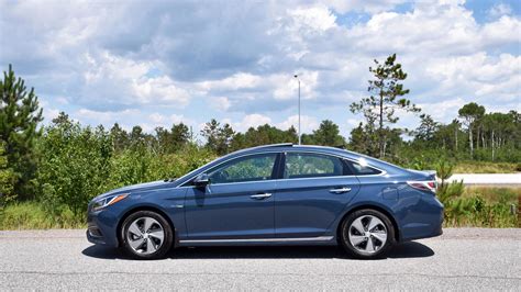 2016 Hyundai Sonata Hybrid Test Drive Review | AutoTrader.ca