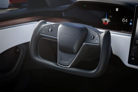 Elon Musk Says the Tesla Yoke Wheel Is Mandatory on the Model S Plaid