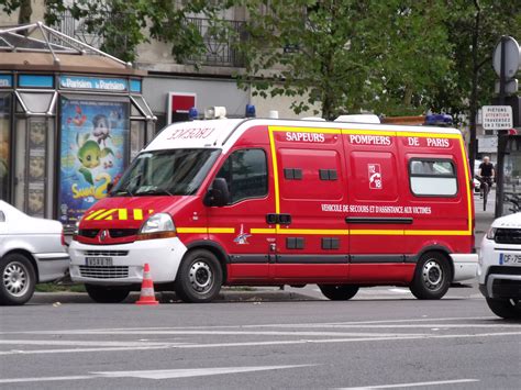 File:Ambulance VSAV71 des pompiers de Paris.JPG - Wikimedia Commons