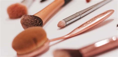 Ways To Use Foundation Brush | DALEK Arts