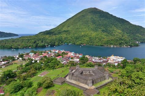 Mengenal Sejarah Banda Neira, Destinasi Wisata Eksotis di Maluku ...