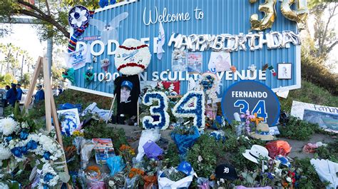 Dodgers fans pay special tribute to Fernando Valenzuela amid World Series parade | Yardbarker