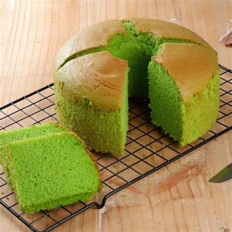 Premium Photo | Fluffy pandan chiffon cake