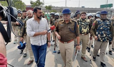 Stones thrown at Sreenivasan Jain by Muslim protesters during Delhi riots