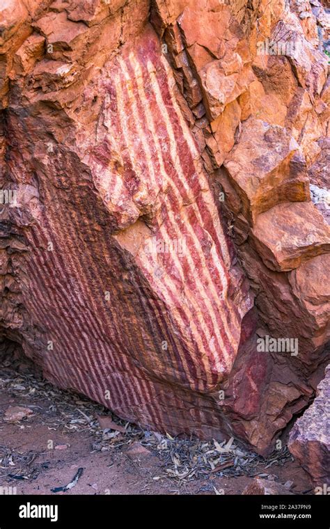 Alice springs aboriginal art trail hi-res stock photography and images ...