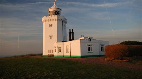 White Cliffs of Dover lighthouse restoration begins - BBC News