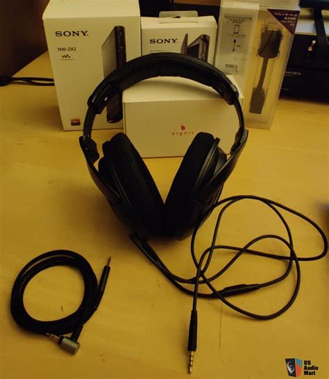 Sony NW-ZX2 DAP with bundled headphones, leather cases, and accessories ...