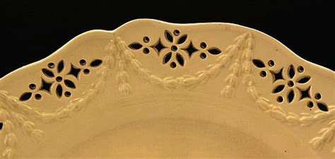 PAIR OF PLAIN CREAMWARE POTTERY RETICULATED PLATES CIRCA 1780 - John Howard