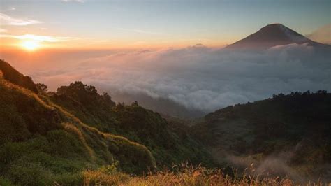 Golden sunrise at Sikunir, Dieng Plateau, Java, Indonesia ...