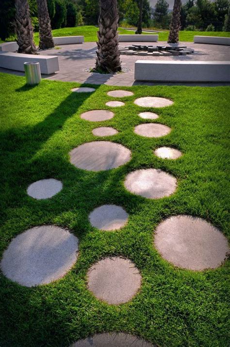 10 Ideas for Stepping Stones in Your Garden // These round stepping stones surrounded by grass ...