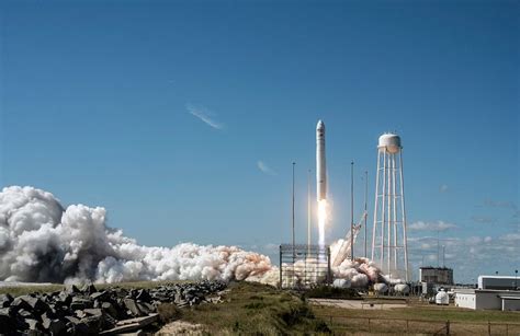 NASA Hails Private Cygnus Spacecraft's 'Picture Perfect' 1st Launch to ...