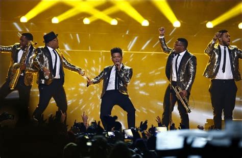 bruno-mars-and-band-performing-super-bowl-halftime-2014 - Asia Live 365