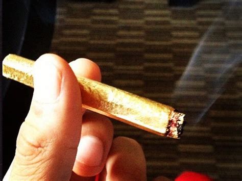 24-Carat Gold Rolling Papers (8 pics)