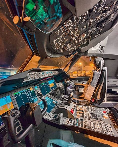 Experience the Thrill of the 787 Cockpit