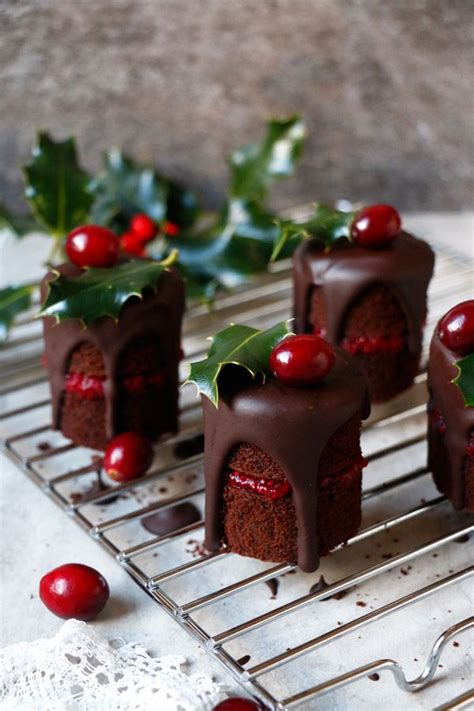 Top 10 Mouth-watering Christmas Cake Decorations 2018 – Pouted Online ...