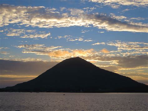 Gunung Api Sunset | The sun sets over Gunung Api at Banda Ne… | Flickr