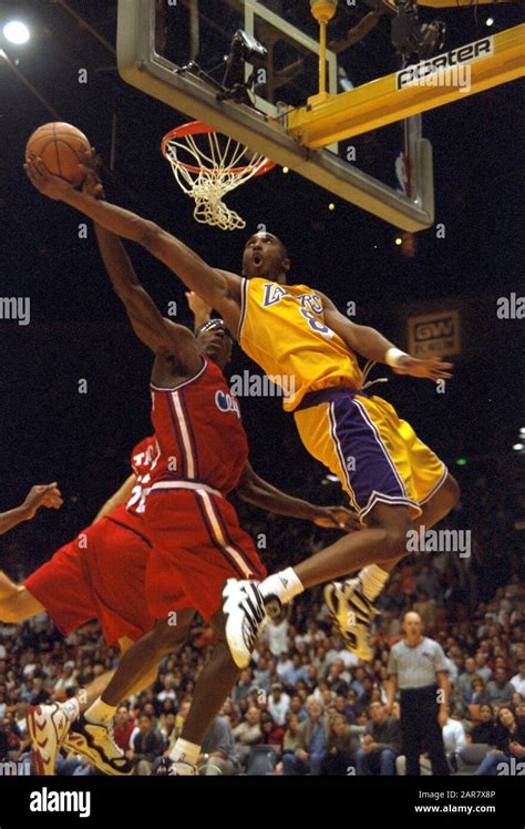 Kobe bryant dunk hi-res stock photography and images - Alamy