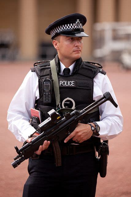 672/1000 - On Patrol outside Buckingham Palace | Men in uniform, London police, Police uniforms