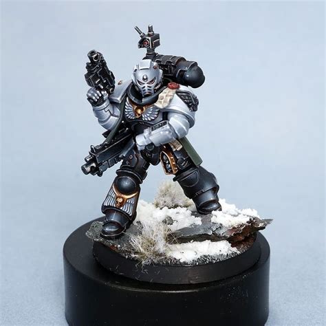 Raven guard lieutenant for a upcoming raven guard army, love to paint ...