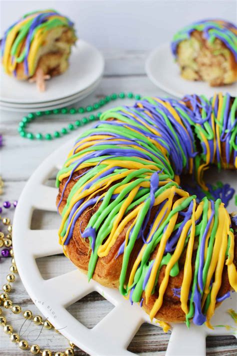 Easy King Cake Recipe For Mardi Gras - Cinnamon Roll King Cake