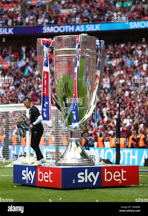 Efl championship trophy hi-res stock photography and images - Alamy