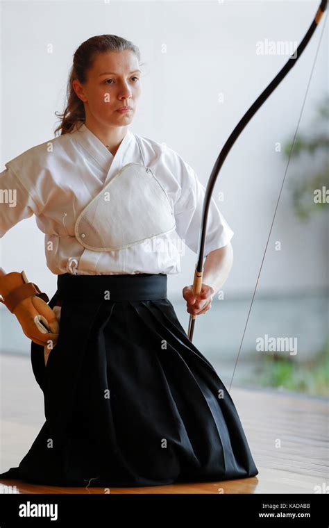 Kyudo hi-res stock photography and images - Alamy