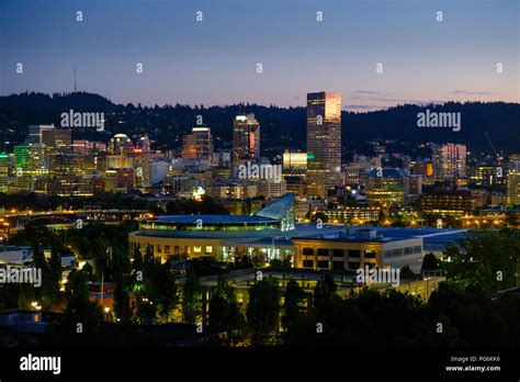 Night-time skyline of downtown Portland, Oregon, USA Stock Photo - Alamy