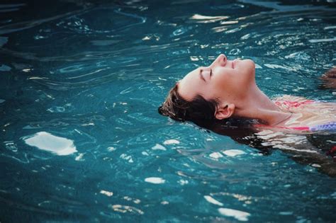 Float Therapy: 5 Health Benefits Of Isolation