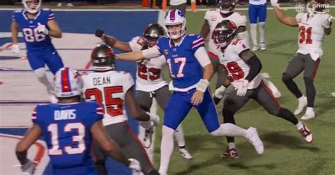 Bills’ Josh Allen Coolly Stared Down Buccaneers Defender While Scoring ...