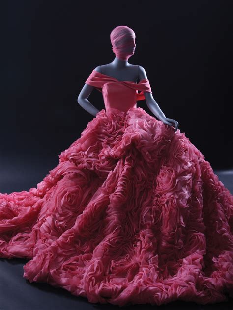 How Christian Siriano created so many Dresses to Dream About ...