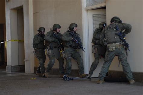 Photo : San Diego FBI SWAT team