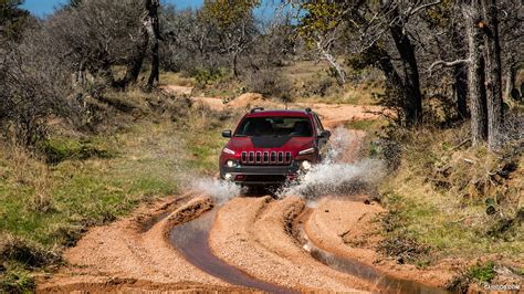 2014 Jeep Cherokee Trailhawk - Off Road - Front | Caricos