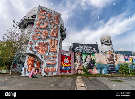 Graffiti auf der ehemaligen US-amerikanischen Abhöranlage auf dem Teufelsberg im Grunewald ...