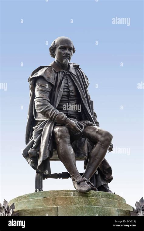 William shakespeare statue, stratford hi-res stock photography and ...