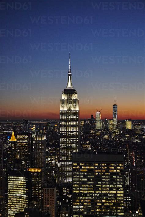 Elevated view of Empire State Building at night, New York City, USA – Stockphoto