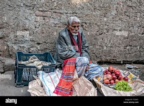 Street scenes from a rickshaw in old Dhaka, Bangladesh Stock Photo - Alamy