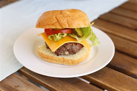 summer grilling - juicy grilled beef burger recipe - bluebird chic